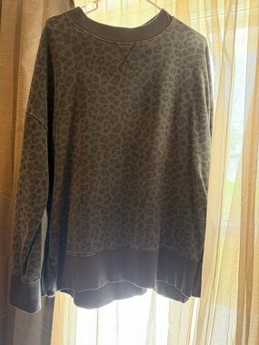 Women’s Crewneck Sweater - Gray Leopard Print
